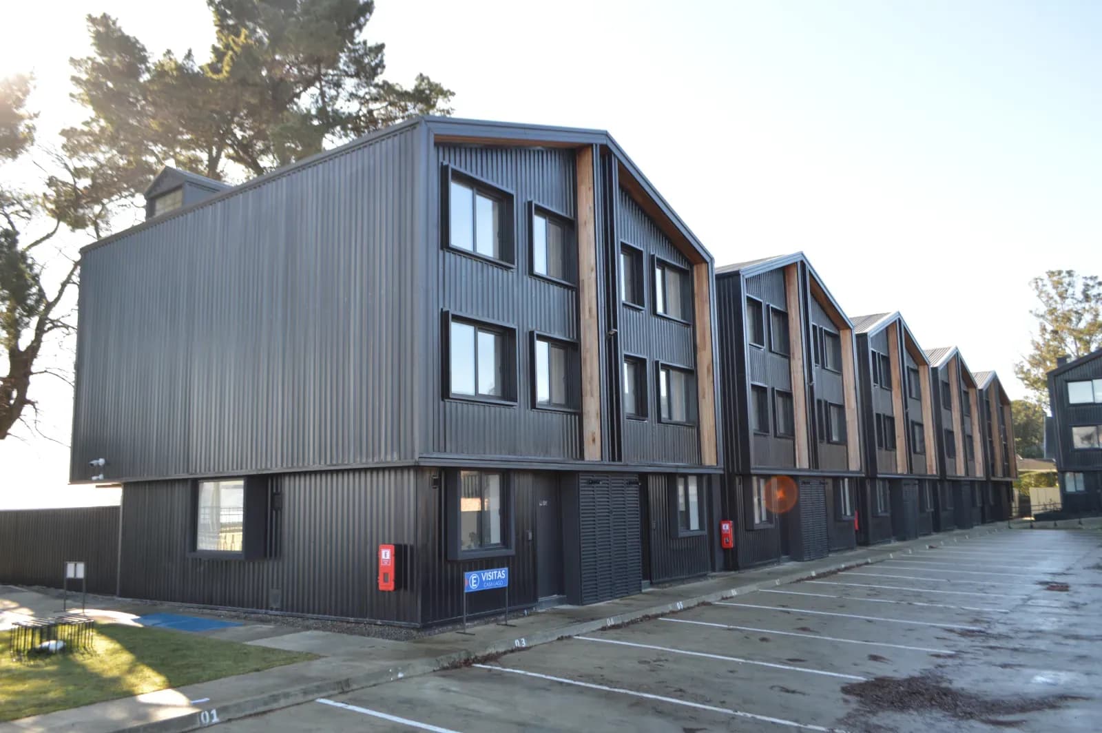 Edificio de departamentos con ventanas de PVC negro y termopanel, obra de DM Cristales