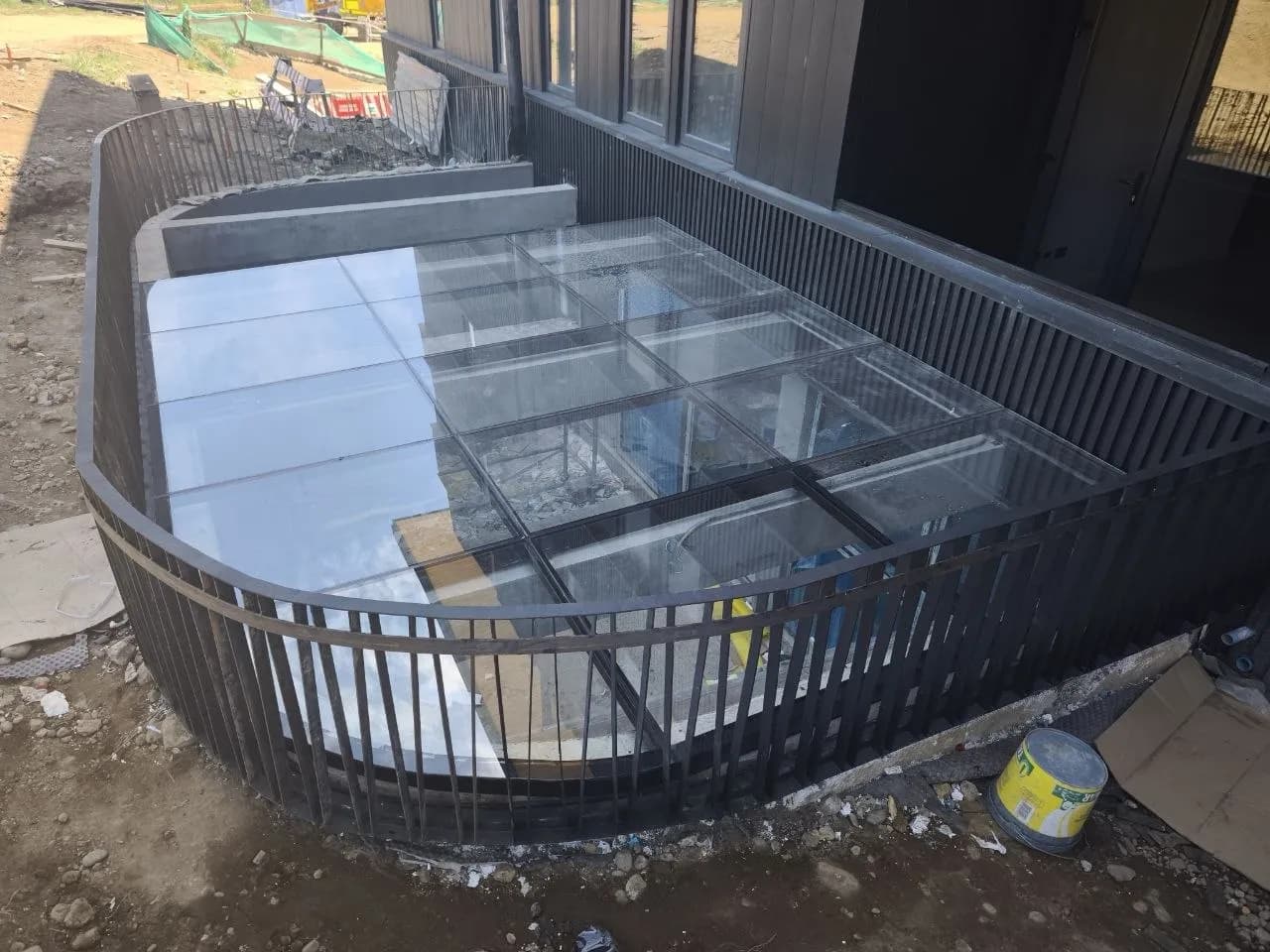 Lucarna de cristal con estructura metálica instalada por DM Cristales
