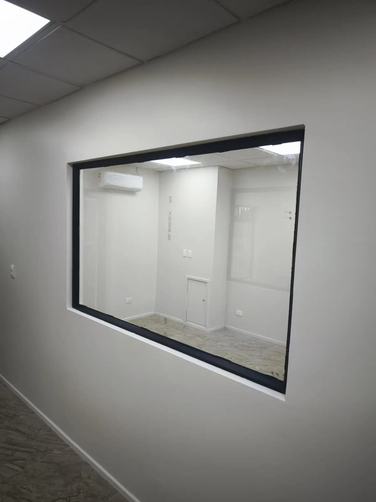 División de oficina en aluminio y cristal instalada por DM Cristales
