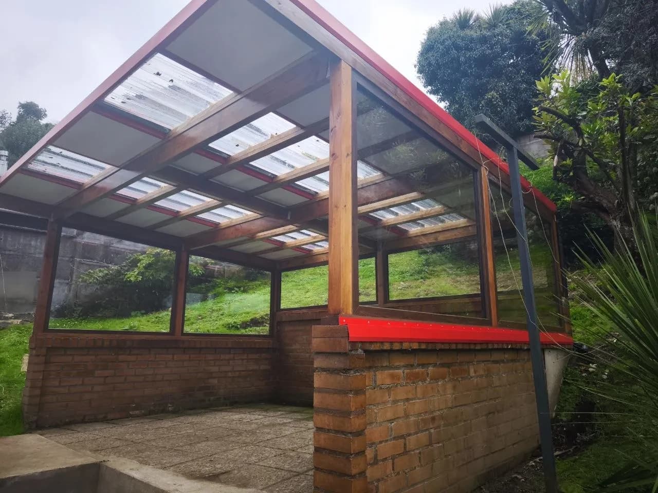 Pérgola con cubierta de cristal para terraza, obra de DM Cristales