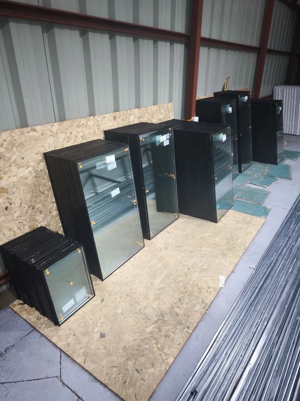 Termopaneles fabricados en el taller de DM Cristales, listos para instalar