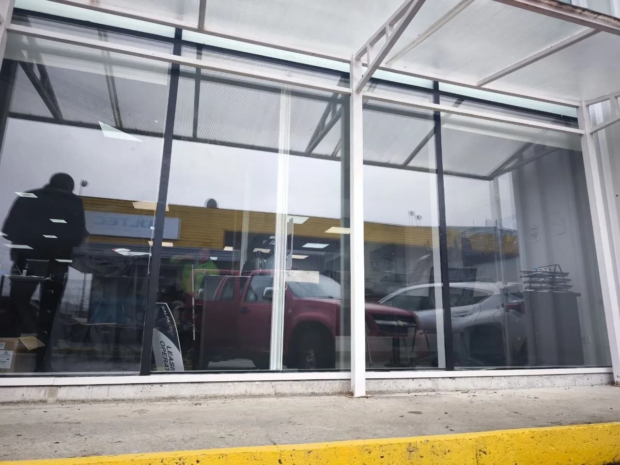 Vidriera comercial de aluminio y cristal instalada por DM Cristales